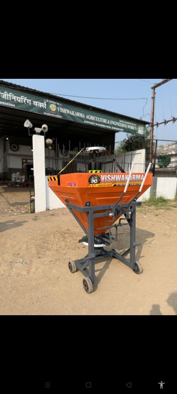 Fertilizer Broadcaster Machine